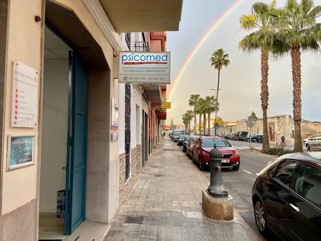 Fachada del centro Psicomed en la Avenida Mijares de Nules, con el cartel azul a la entrada